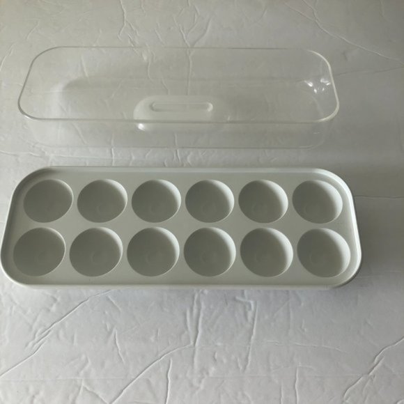12 Eggs container White w clear cover with handle - Picture 6 of 8